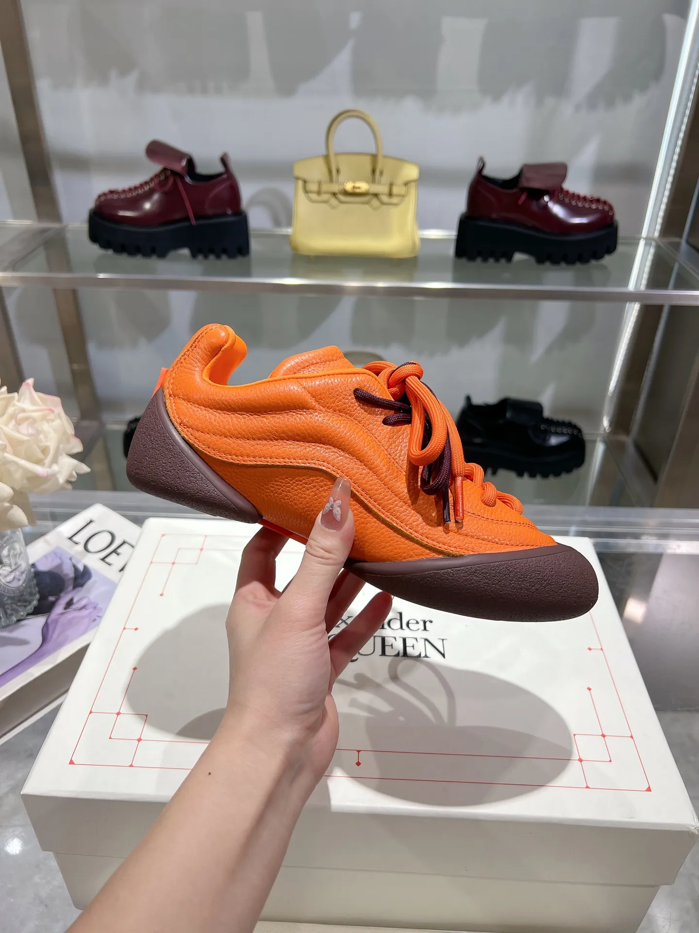 p580💰Couple model 𝐀𝐥𝐞𝐱𝐚𝐧𝐝𝐞𝐫 𝐌𝐜𝐐𝐮𝐞𝐞𝐧#/Alexander McQueen’s latest Flexion series, retro, casual, sneakers, original purchase, development, production, this Flexion Off Low-top sneakers in white grained leather with varying sized laces and an anatomically inspired lightweight segmented sole. The reverse skull pattern is embossed on the heel. Fabric: Original customized imported first-layer cowhide. Lining: Customized imported breathable mesh lining. Sole: Original open-molded non-slip TPU material. Bottom thickness: 2CM. Size: #Female size 35-40 (40 customized, non-refundable) #Men’s code 39-45 (45 customized, non-refundable)